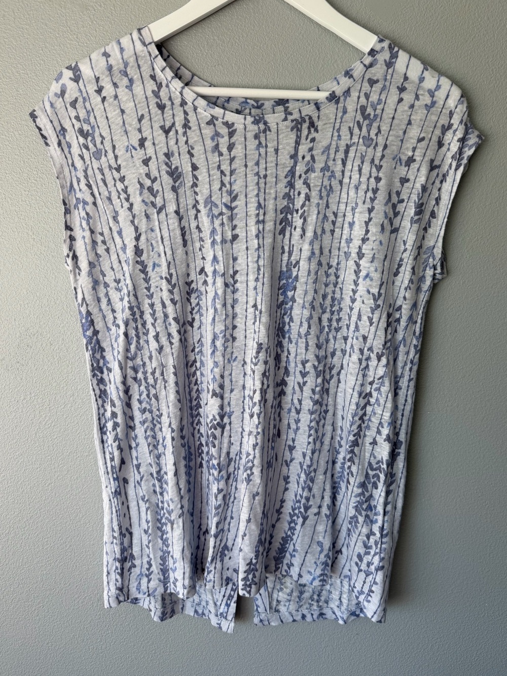 Willi Smith white blue vine print sheer 100% linen cap sleeve tee Women’s sz M